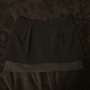 Thin and leather black skirt.